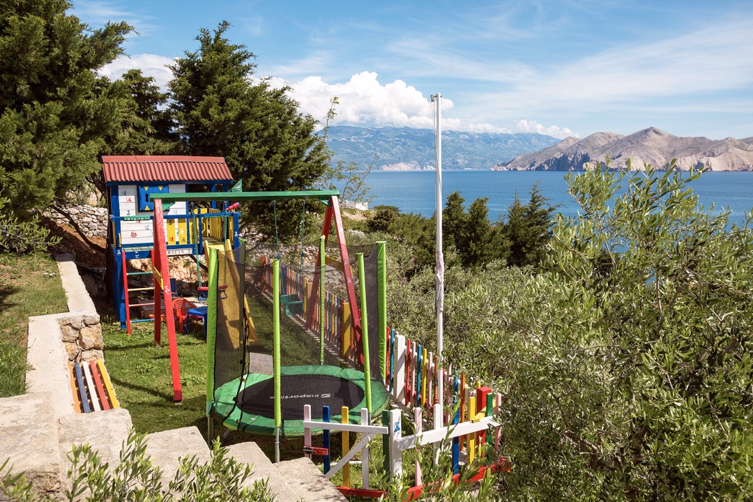 Dječje igralište s pogledom na more