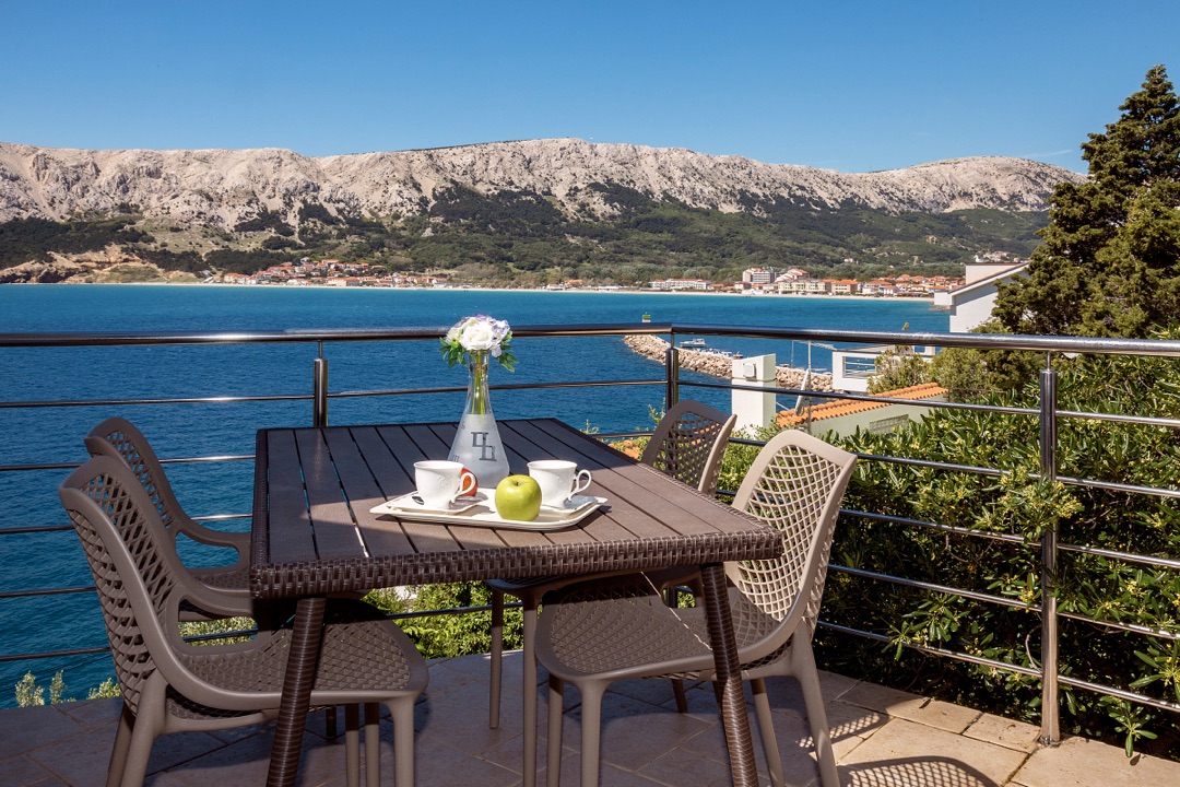 Balkon apartmana s pogledom na more