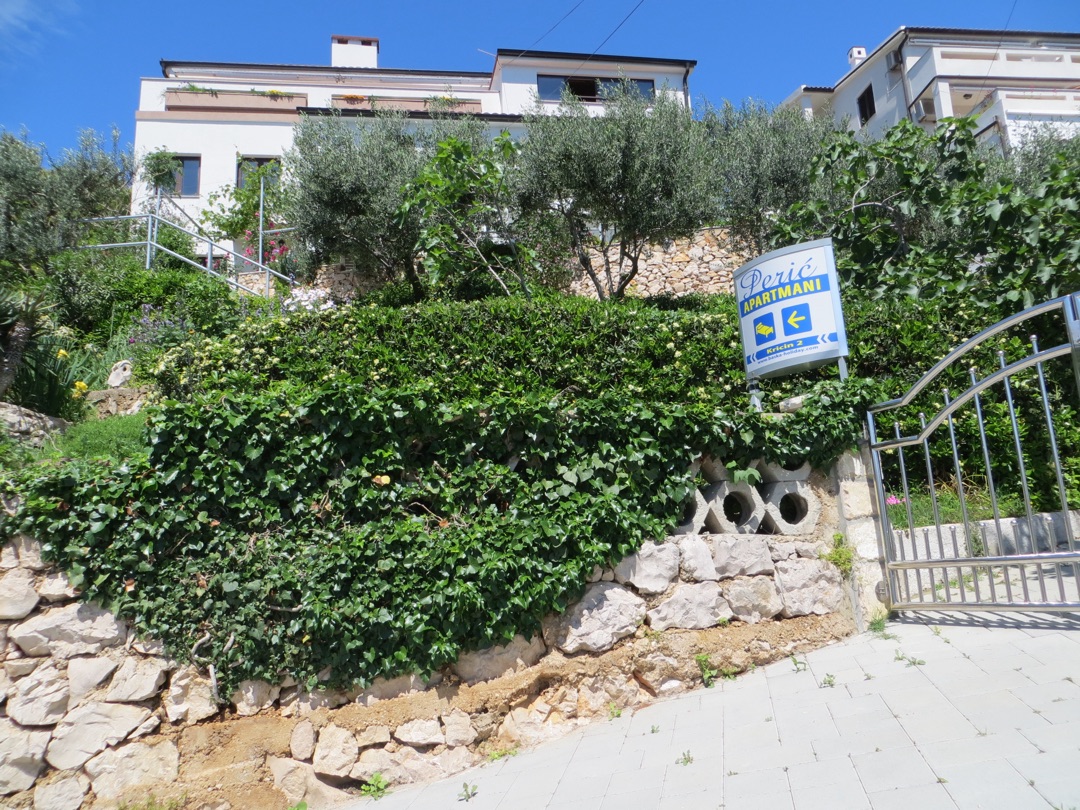 Kameni prolaz kroz vrt