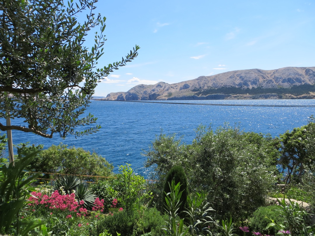 Panorama mora kroz vrt